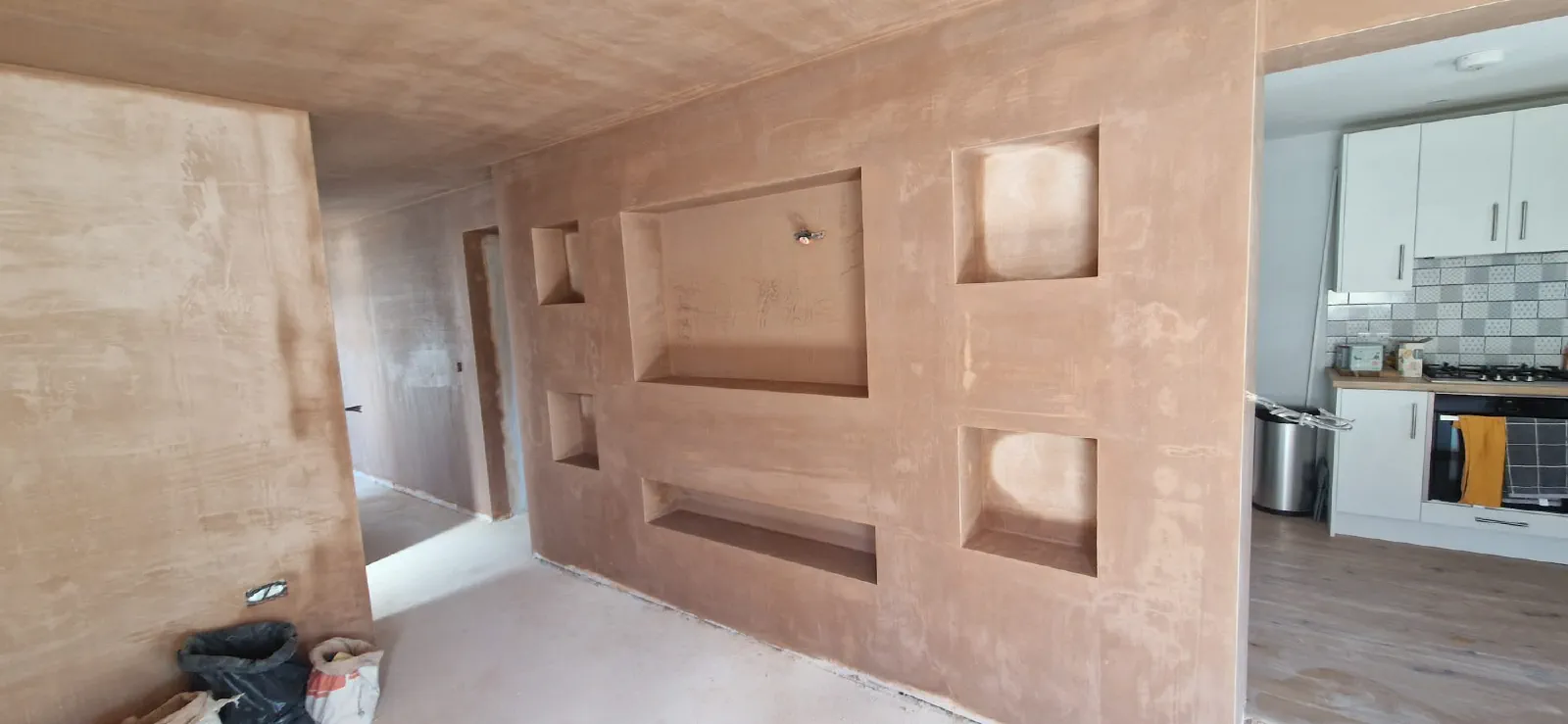 Plastered feature wall and recessed shelving in the new lounge